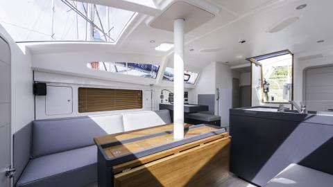 RM Yachts RM 1370: Table du carré pliable RM Yachts RM 1370: Table du carré pliable