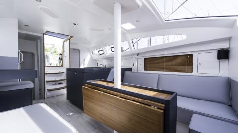 RM Yachts RM 1370: Table du carré pliable autre vue RM Yachts RM 1370: Table du carré pliable autre vue