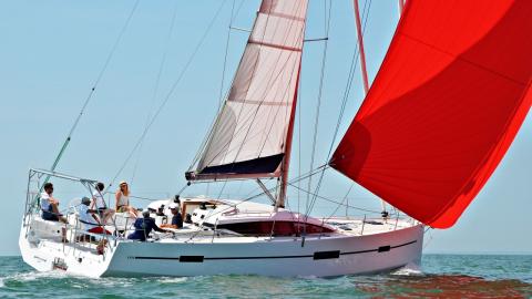 RM Yachts RM 1370: Navigation sous spinnaker bâbord amure RM Yachts RM 1370: Navigation sous spinnaker bâbord amure