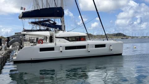 CNB Lagoon 50 : En marina