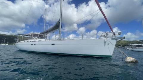 Bénéteau Oceanis 523 : Sur boué en Martinique