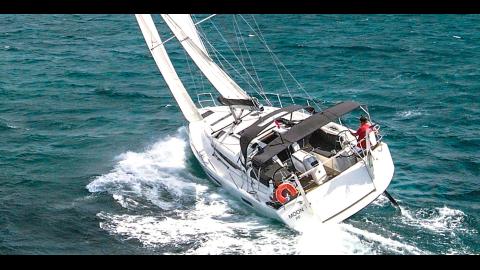 Jeanneau Sun Odyssey 440 Moon sous voiles