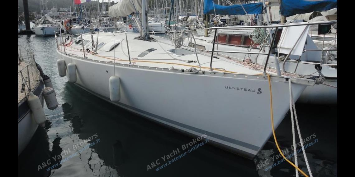 Bénéteau First 41 S5 : A quai au Marin Bénéteau First 41 S5 : A quai au Marin