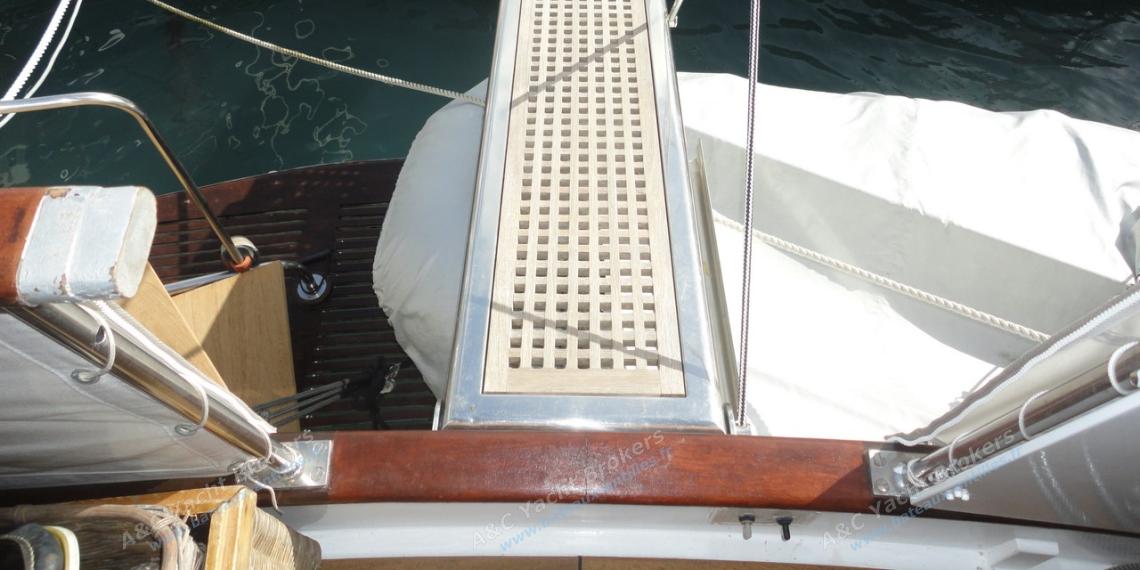 Cheoy Lee Europa 53’ : Passerelle hydraulique Cheoy Lee Europa 53’ : Passerelle hydraulique