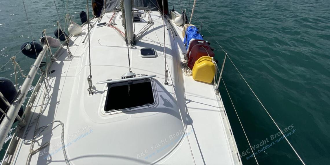 Dufour 36 DI : Pont et roof vu depuis l'étrave Dufour 36 DI : Pont et roof vu depuis l'étrave