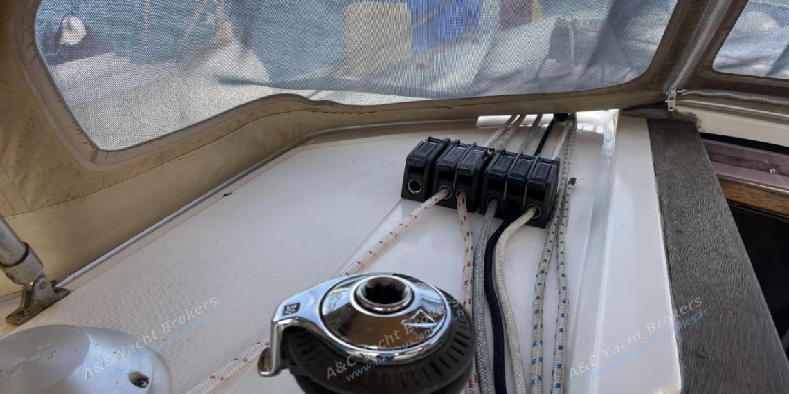 Dufour 36 DI : Winche de roof à bâbord Dufour 36 DI : Winche de roof à bâbord