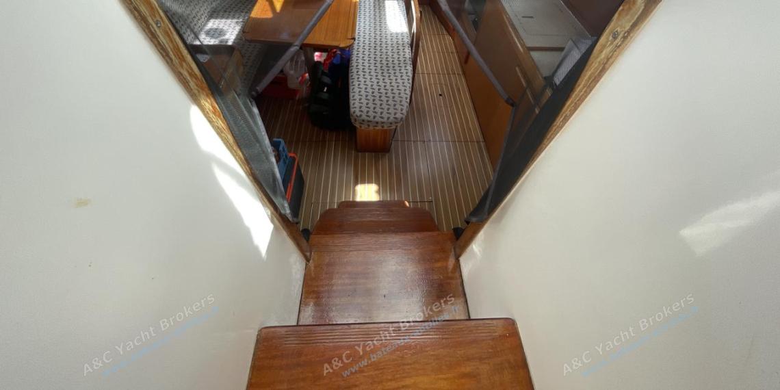 Dufour 36 DI : Accès intérieur depuis le cockpit Dufour 36 DI : Accès intérieur depuis le cockpit