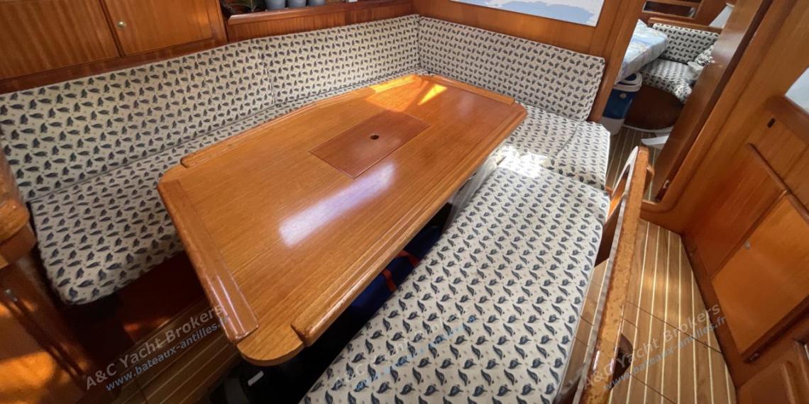 Dufour 36 DI : Table du carré et banquette Dufour 36 DI : Table du carré et banquette