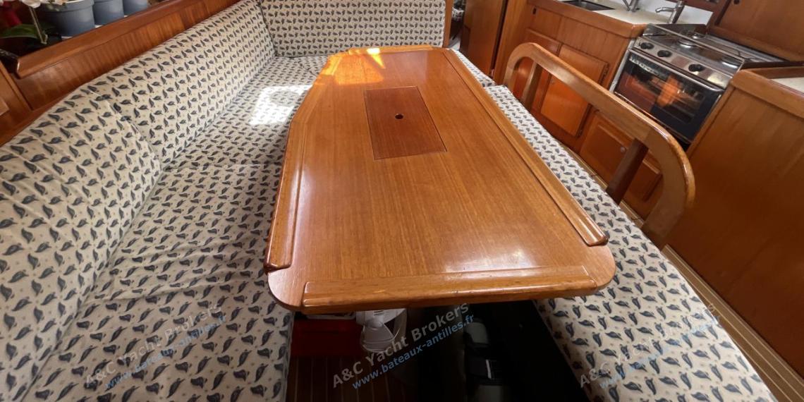 Dufour 36 DI : Table du carré autre vue Dufour 36 DI : Table du carré autre vue