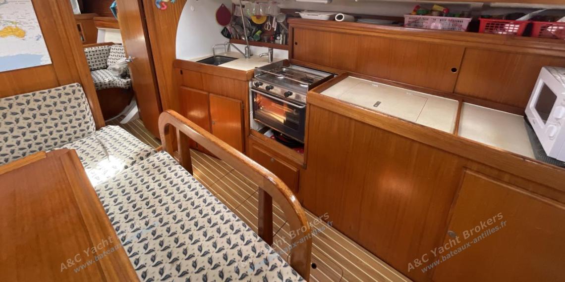 Dufour 36 DI : Cuisine en long à tribord Dufour 36 DI : Cuisine en long à tribord