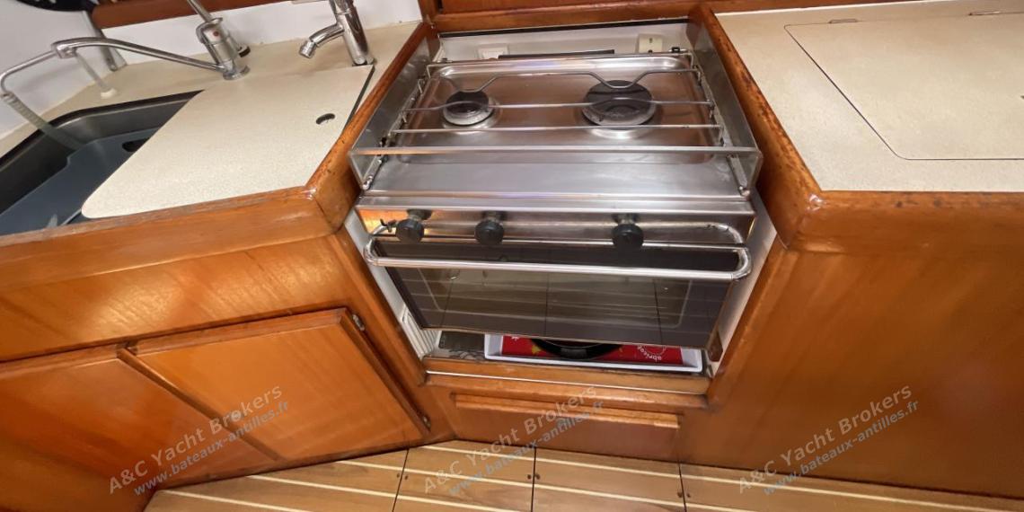 Dufour 36 DI : Cuisine vue depuis le carré Dufour 36 DI : Cuisine vue depuis le carré