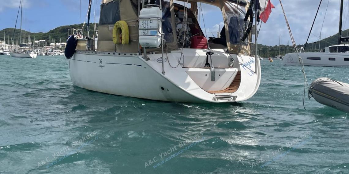 Dufour 36 DI : Portique et panneaux solaires Dufour 36 DI : Portique et panneaux solaires