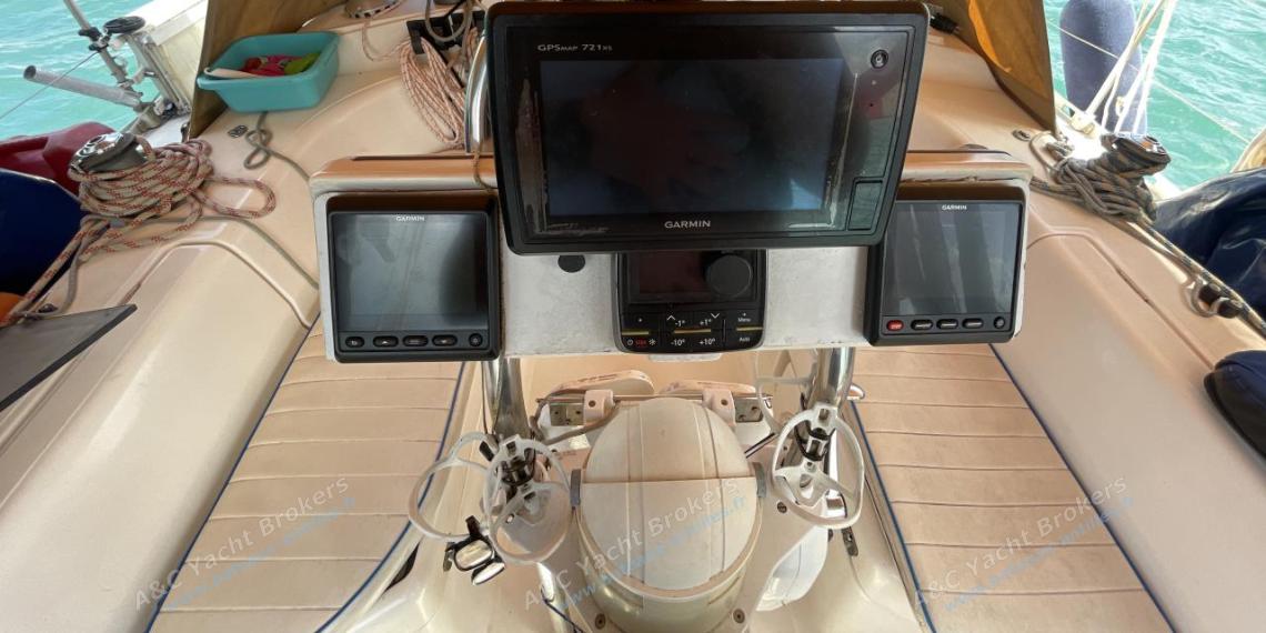 Dufour 36 DI : Electronique au poste de barre Dufour 36 DI : Electronique au poste de barre