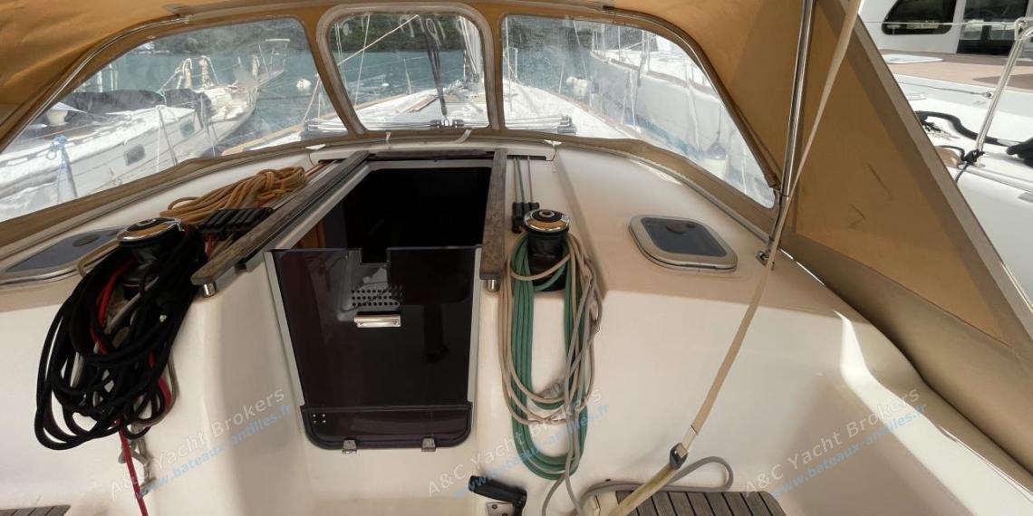 Dufour 375 Grand Large : Capote de roof autre vue Dufour 375 Grand Large : Capote de roof autre vue