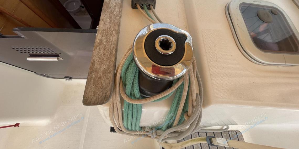 Dufour 375 Grand Large : Winche de roof à tribord Dufour 375 Grand Large : Winche de roof à tribord