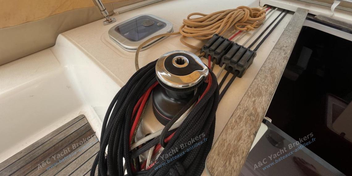 Dufour 375 Grand Large : Winche de roof à bâbord Dufour 375 Grand Large : Winche de roof à bâbord