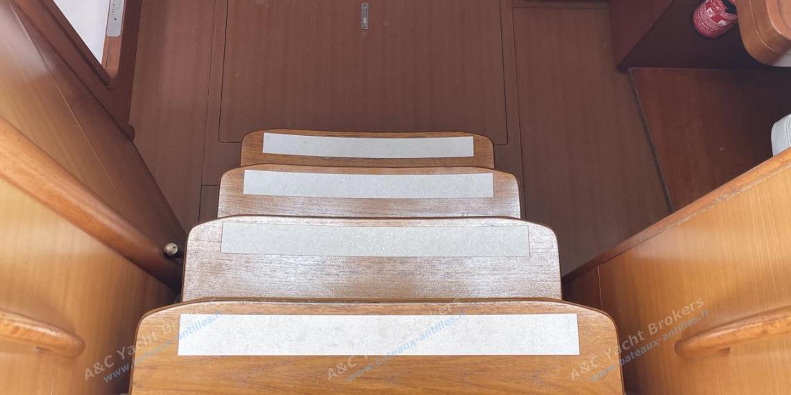 Dufour 375 Grand Large : Accèss intérieur depuis le cockpit Dufour 375 Grand Large : Accèss intérieur depuis le cockpit