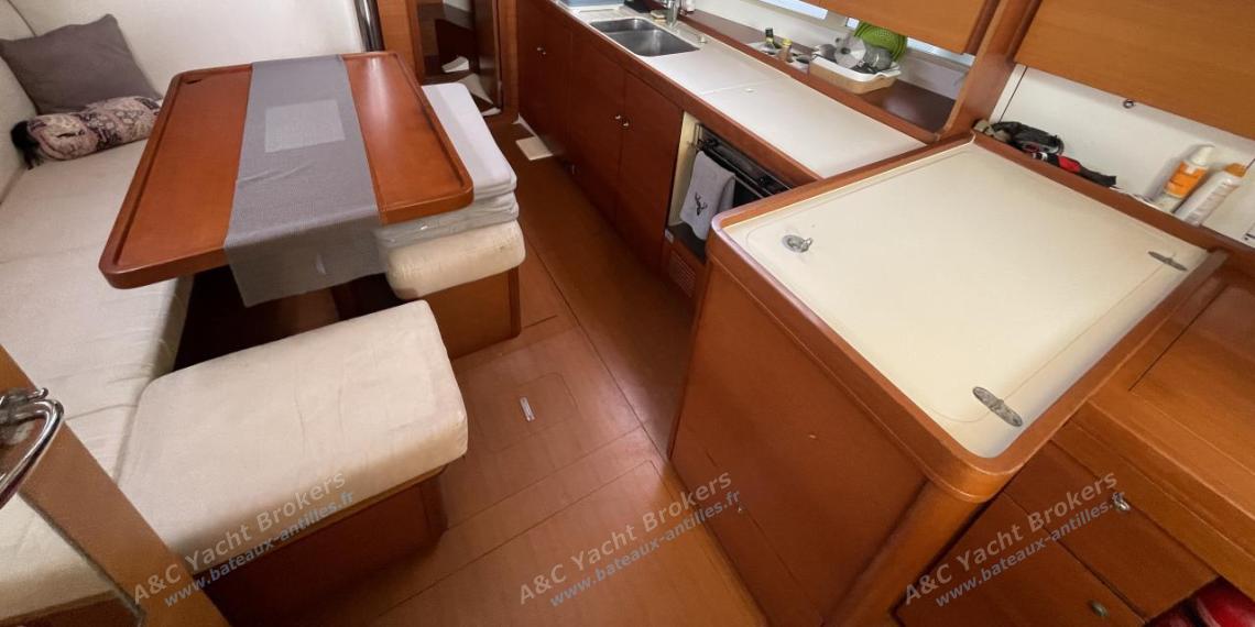 Dufour 375 Grand Large : Vue d'ensemble du carré Dufour 375 Grand Large : Vue d'ensemble du carré