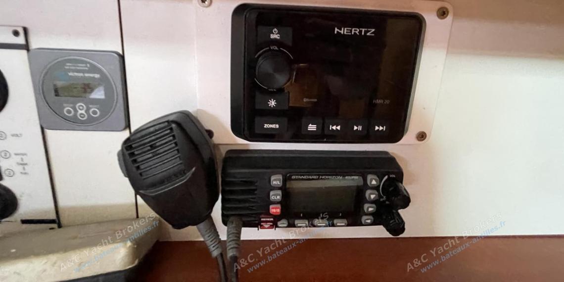 Dufour 375 Grand Large : Electronique à la table à cartes Dufour 375 Grand Large : Electronique à la table à cartes