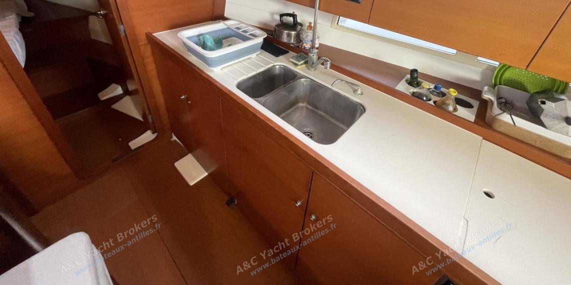 Dufour 375 Grand Large : Cuisine en long à tribord Dufour 375 Grand Large : Cuisine en long à tribord