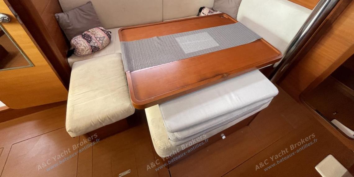 Dufour 375 Grand Large : Carré vu depuis la cuisine Dufour 375 Grand Large : Carré vu depuis la cuisine