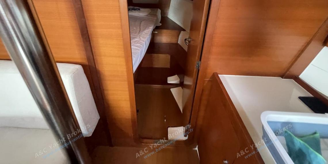 Dufour 375 Grand Large : Cabine avant vue depuis la cuisine Dufour 375 Grand Large : Cabine avant vue depuis la cuisine