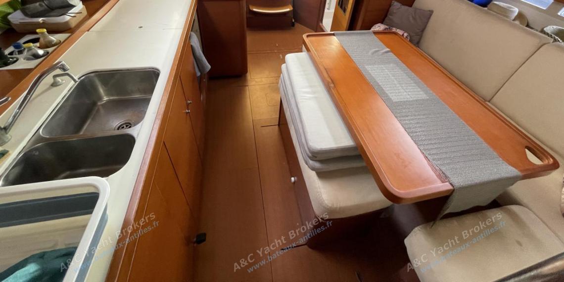 Dufour 375 Grand Large : Carré vu depuis la cabine avant Dufour 375 Grand Large : Carré vu depuis la cabine avant