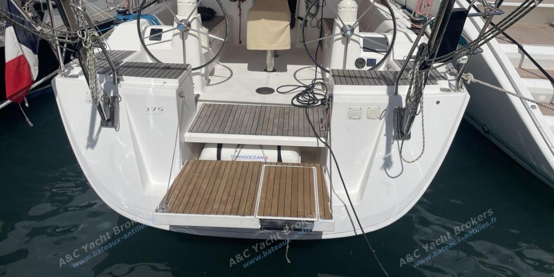 Dufour 375 Grand Large : Plateforme arrière et bossoirs d'annexe Dufour 375 Grand Large : Plateforme arrière et bossoirs d'annexe