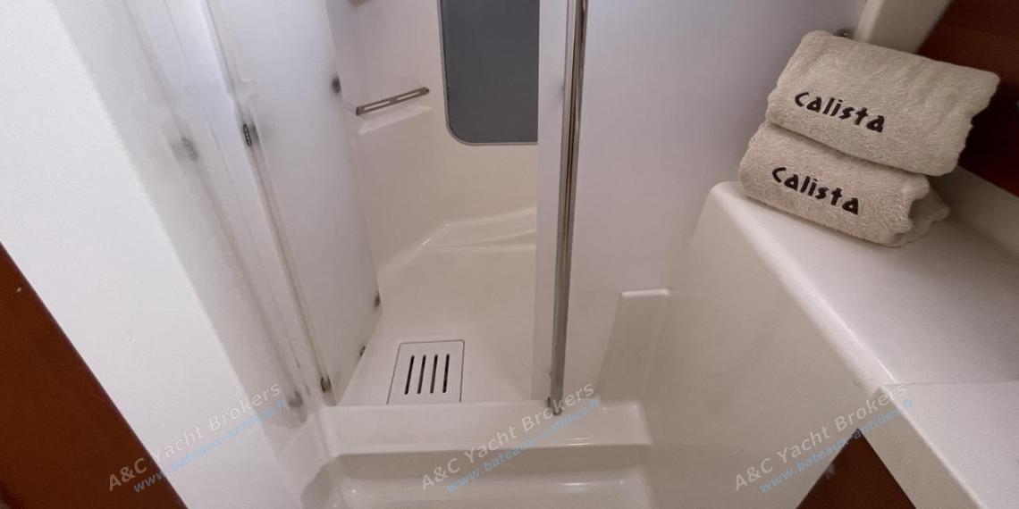Dufour 375 Grand Large : Salle d'eau à l'arrière bâbord Dufour 375 Grand Large : Salle d'eau à l'arrière bâbord