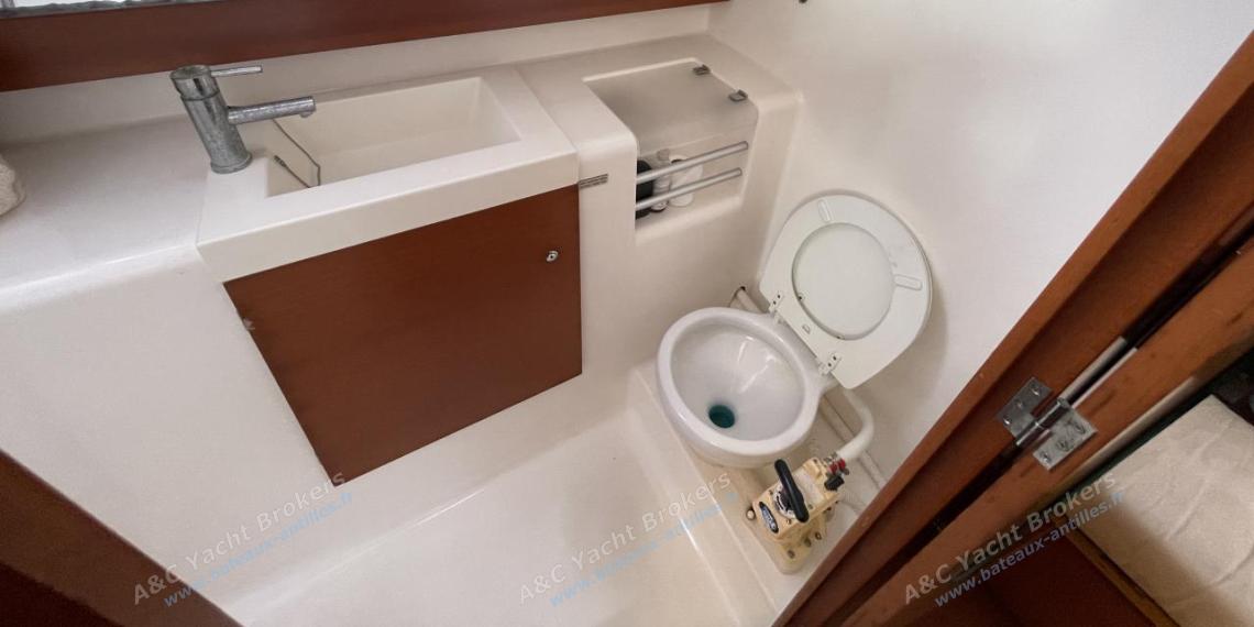 Dufour 375 Grand Large : Salle d'eau à l'arrière bâbord autre vue Dufour 375 Grand Large : Salle d'eau à l'arrière bâbord autre vue