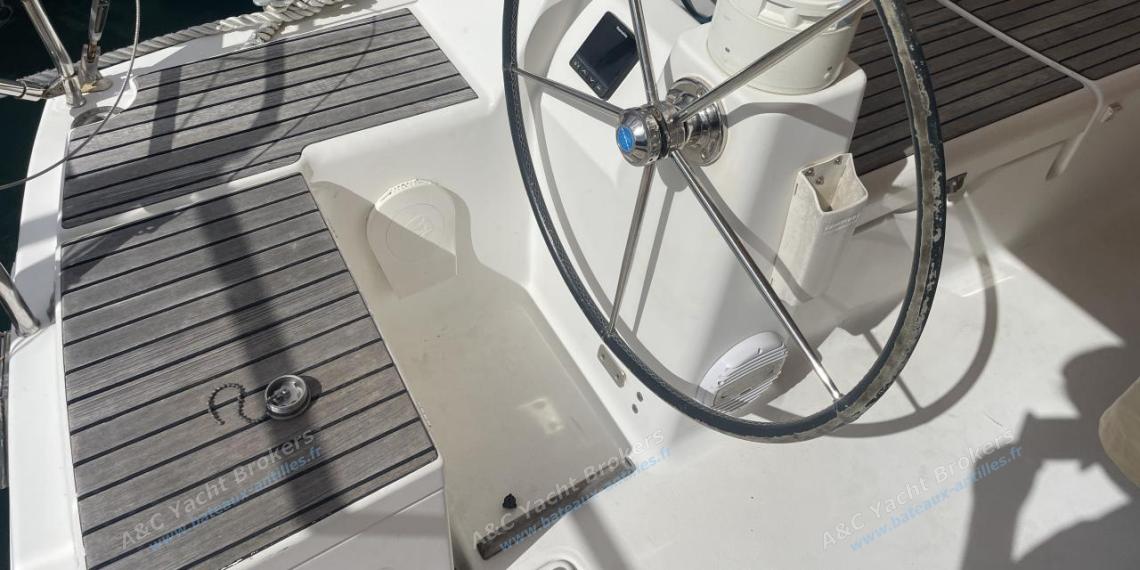 Dufour 375 Grand Large : Poste de barre bâbord Dufour 375 Grand Large : Poste de barre bâbord
