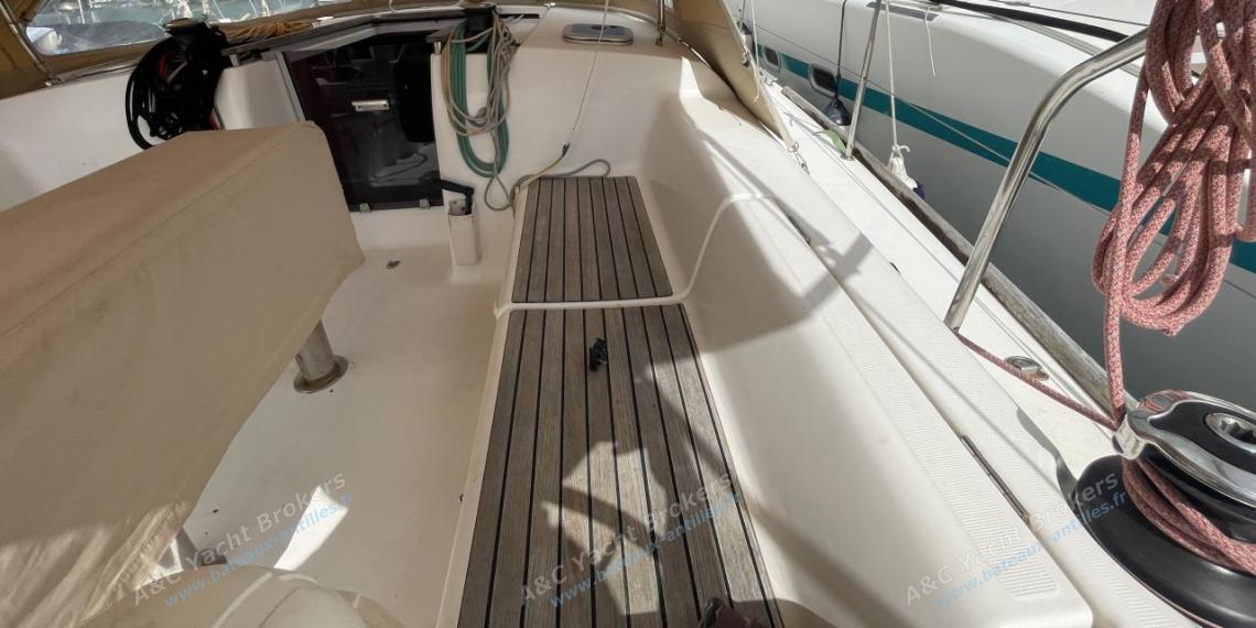 Dufour 375 Grand Large : Cockpit vu depuis le poste de barre tribord Dufour 375 Grand Large : Cockpit vu depuis le poste de barre tribord