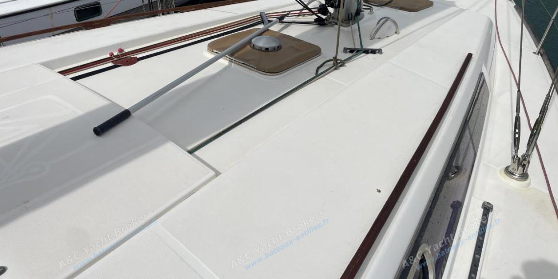 Dufour 375 Grand Large : Passavant tribord autre vue Dufour 375 Grand Large : Passavant tribord autre vue