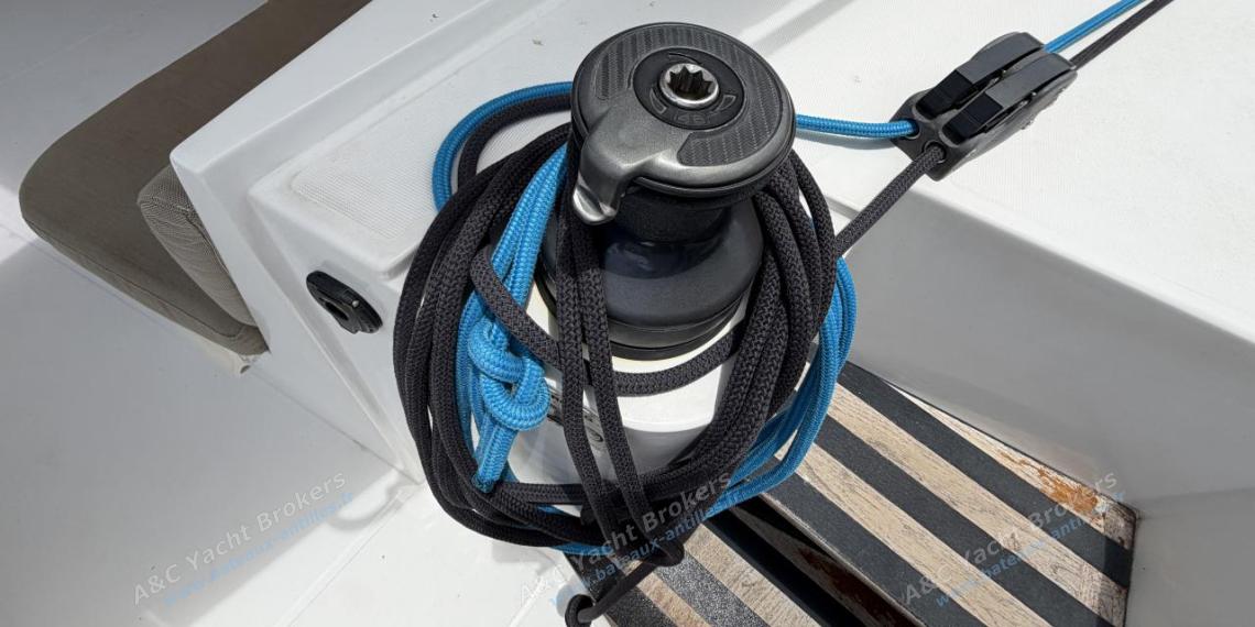Nautitech 40 open : Winche au poste de barre tribord Nautitech 40 open : Winche au poste de barre tribord
