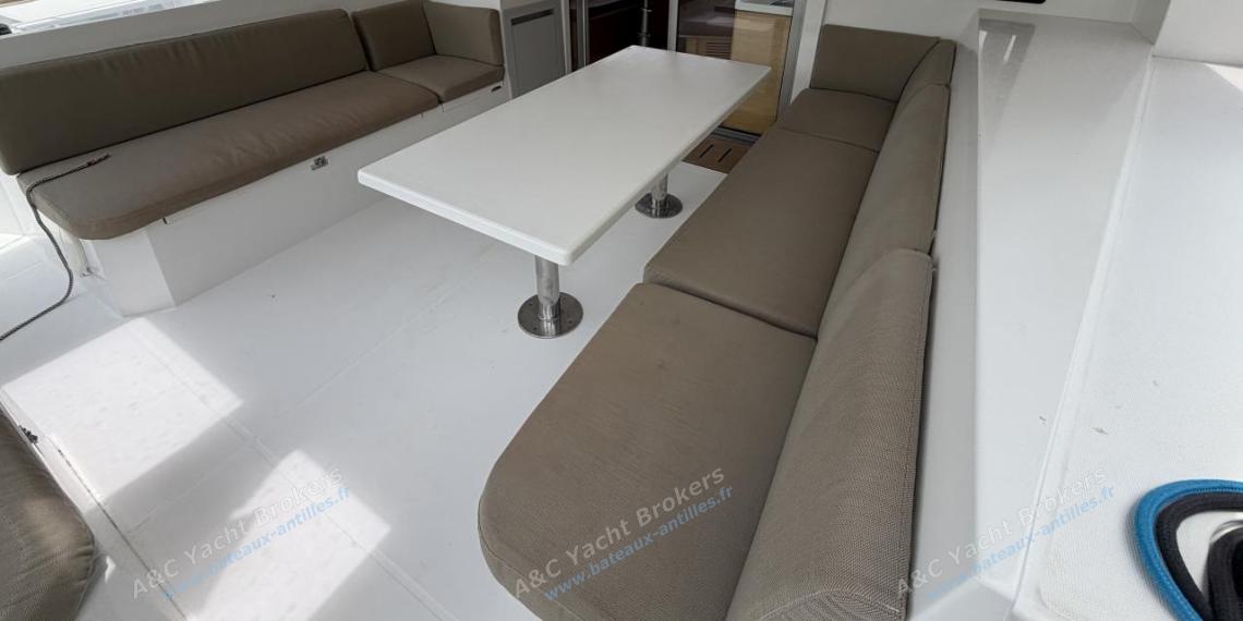 Nautitech 40 open : Cockpit avec table et banquette Nautitech 40 open : Cockpit avec table et banquette