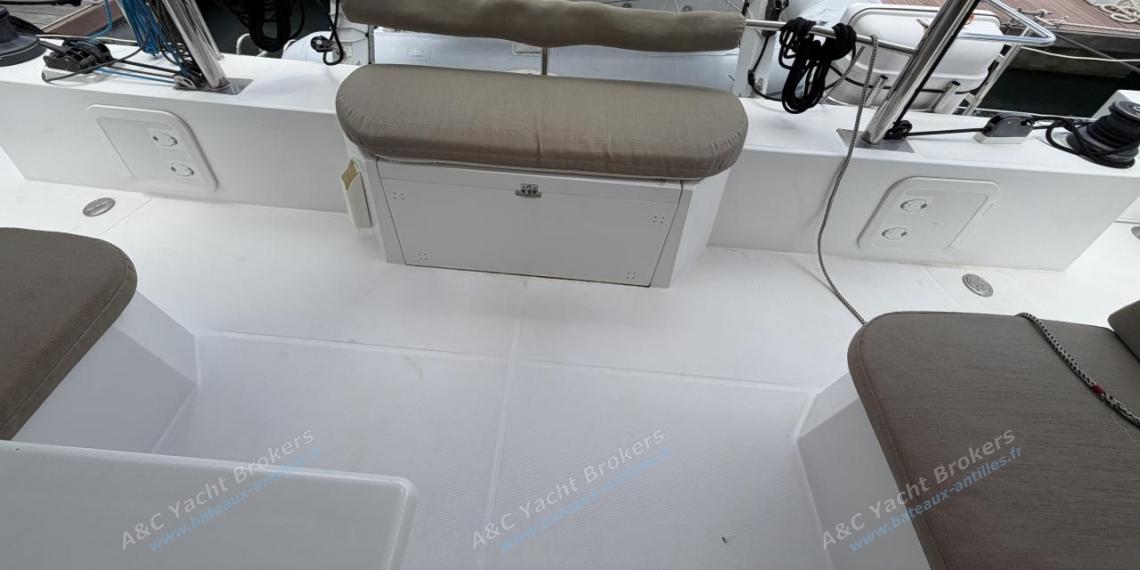 Nautitech 40 open : banquette arrière dans le cockpit Nautitech 40 open : banquette arrière dans le cockpit