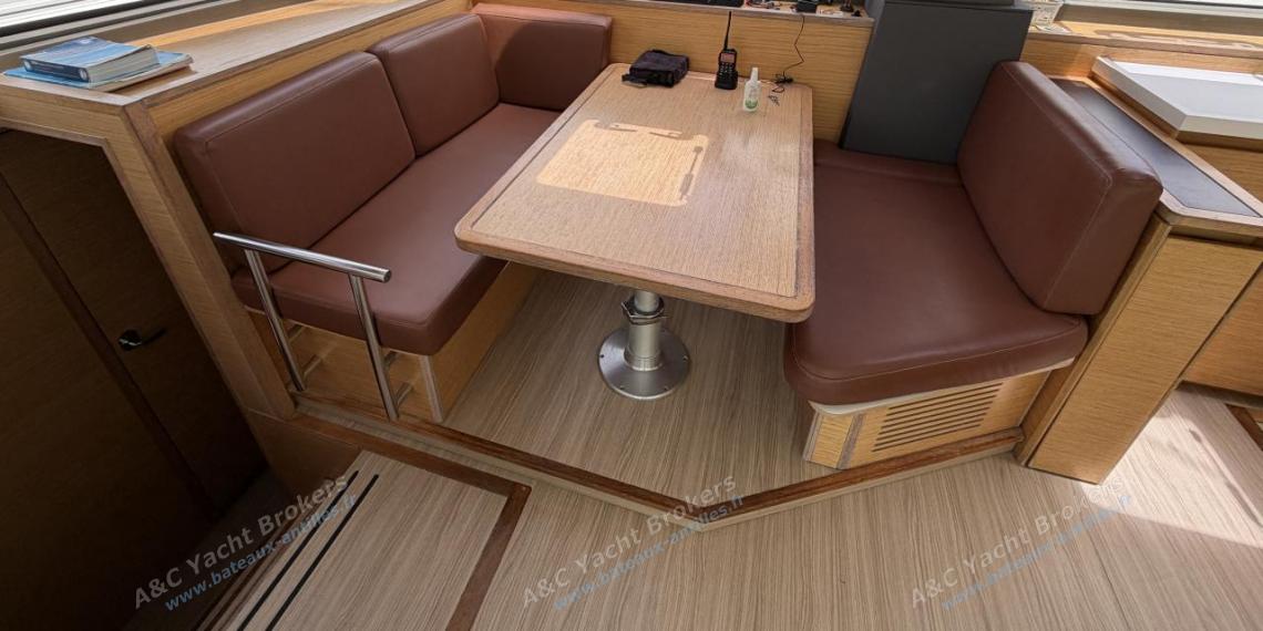 Nautitech 40 open : Table de carré et banquette Nautitech 40 open : Table de carré et banquette