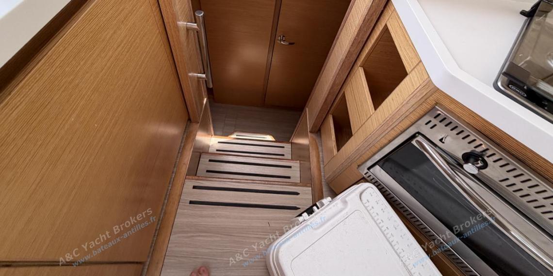 Nautitech 40 open : Accès coque tribord depuis la cuisine Nautitech 40 open : Accès coque tribord depuis la cuisine
