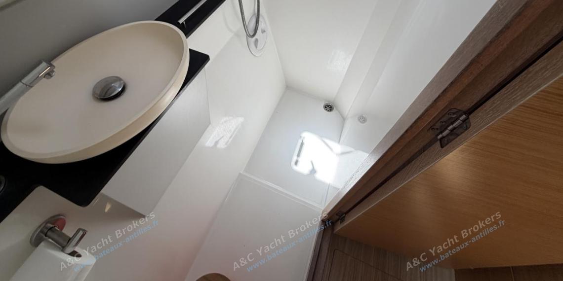 Nautitech 40 open : Salle d'eau dans la coque tribord Nautitech 40 open : Salle d'eau dans la coque tribord