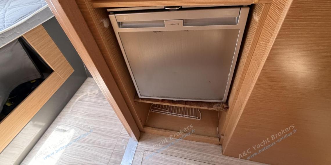Nautitech 40 open : Congélateur dans la coque tribord Nautitech 40 open : Congélateur dans la coque tribord