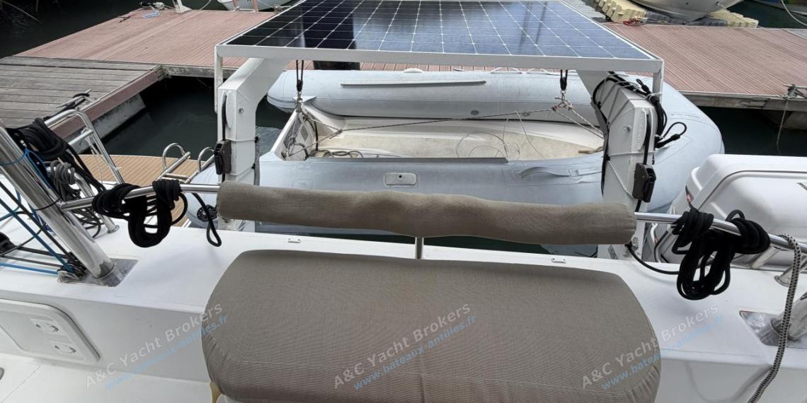 Nautitech 40 open : Panneaux solaires sur bossoirs d'annexe Nautitech 40 open : Panneaux solaires sur bossoirs d'annexe