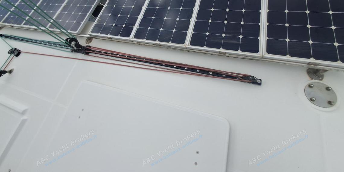 Lagoon 450F : Panneaux solaires sur l'arrière du roof Lagoon 450F : Panneaux solaires sur l'arrière du roof