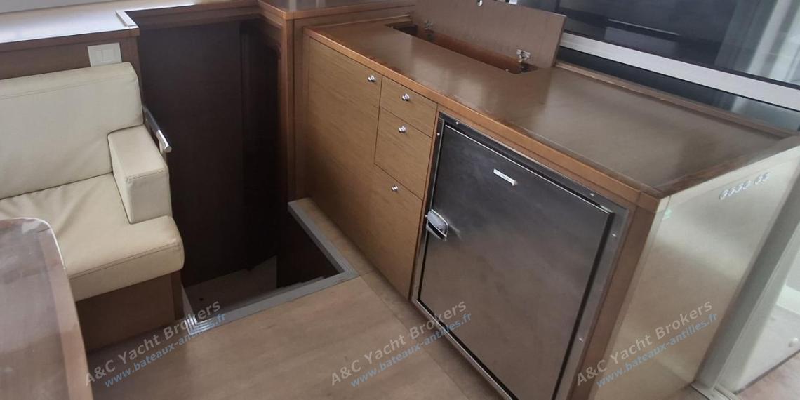 Lagoon 450F : Conservateur 12 dans le carré Lagoon 450F : Conservateur 12 dans le carré
