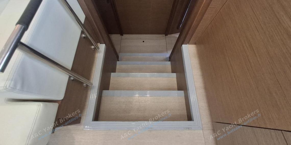 Lagoon 450F : Accès coque tribord depuis le carré Lagoon 450F : Accès coque tribord depuis le carré
