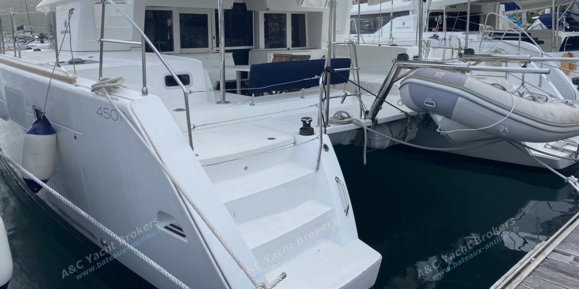 Lagoon 450F : Coque bâbord vue depuis le ponton Lagoon 450F : Coque bâbord vue depuis le ponton