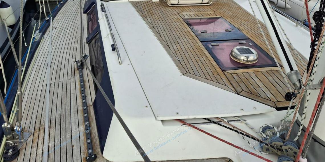 Hanse Yachts 540e : Passavant tribord et capote de roof Hanse Yachts 540e : Passavant tribord et capote de roof