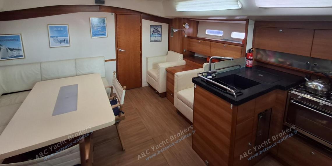Hanse Yachts 540e : Carré et cuisine Hanse Yachts 540e : Carré et cuisine