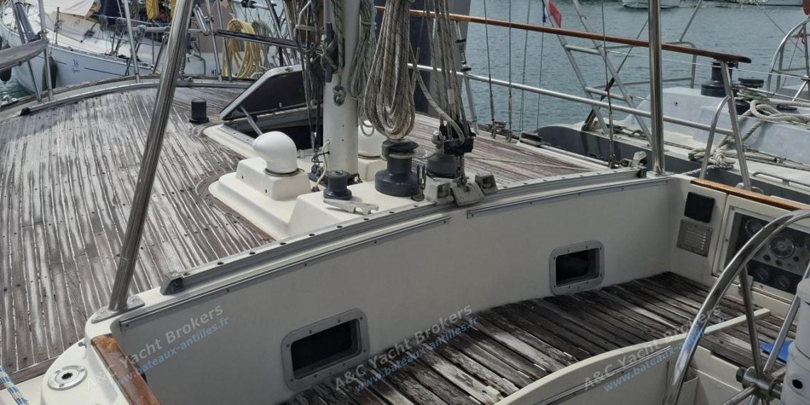 Wauquiez Amphitrite 43 : Pont arrière vu depuis le cockpit Wauquiez Amphitrite 43 : Pont arrière vu depuis le cockpit