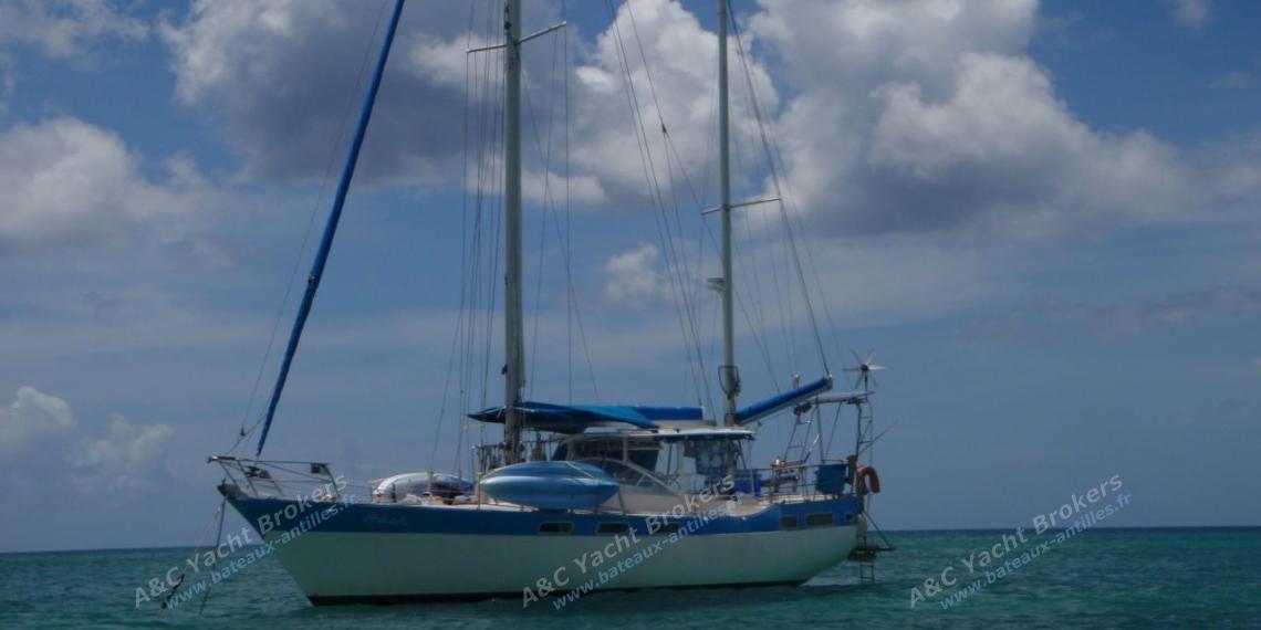 Wauquiez Amphitrite 43 : Au mouillage en Guadeloupe Wauquiez Amphitrite 43 : Au mouillage en Guadeloupe
