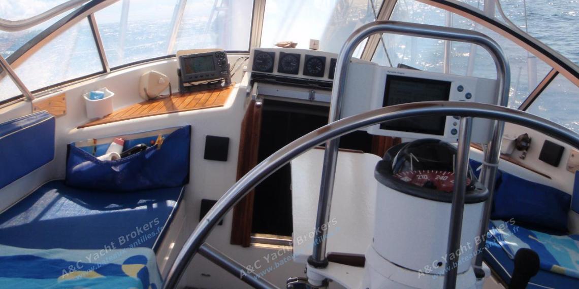 Wauquiez Amphitrite 43 : Cockpit et poste de barre Wauquiez Amphitrite 43 : Cockpit et poste de barre